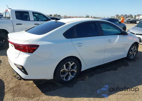 2021 Kia Forte Lxs z USA, uszkodzony, nr VIN 3KPF24AD8ME374978
